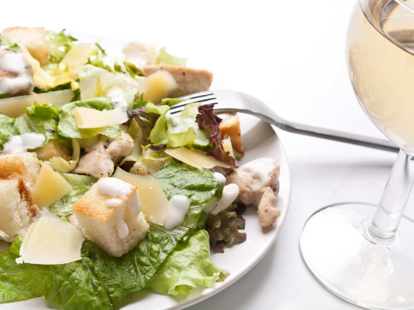 Caesarsalaatti ja viinilasi