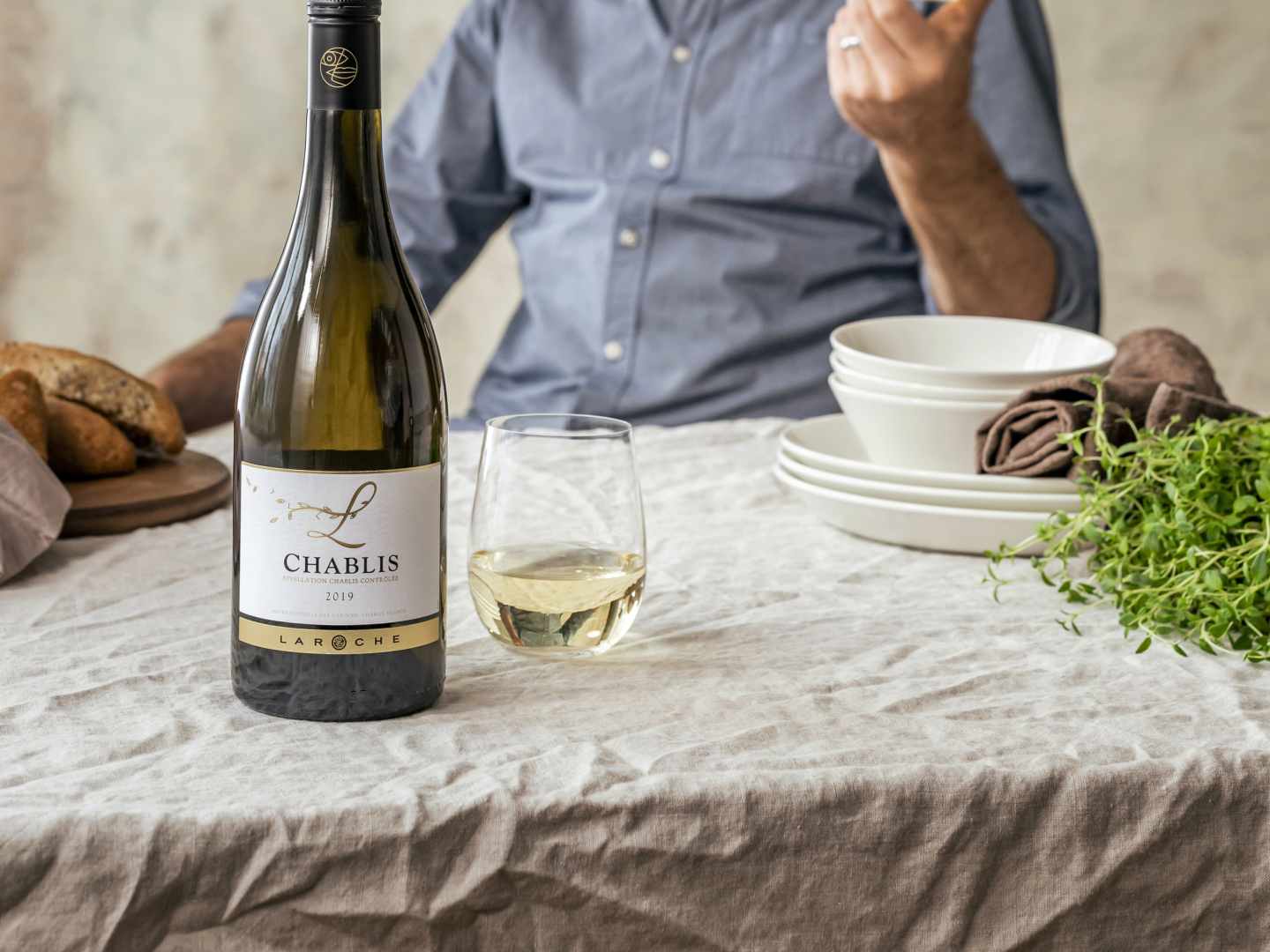 laroche chablis valkoviinipullo pöydällä