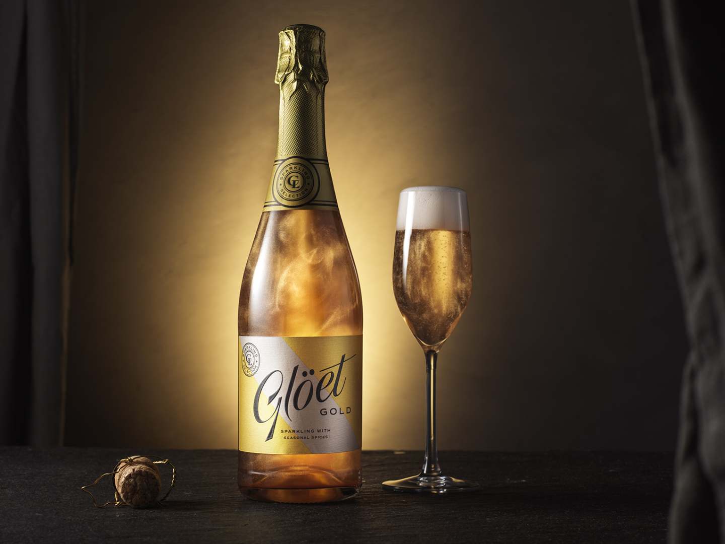 Gloet_Gold_glogikuohuviinipullo_ja_lasi