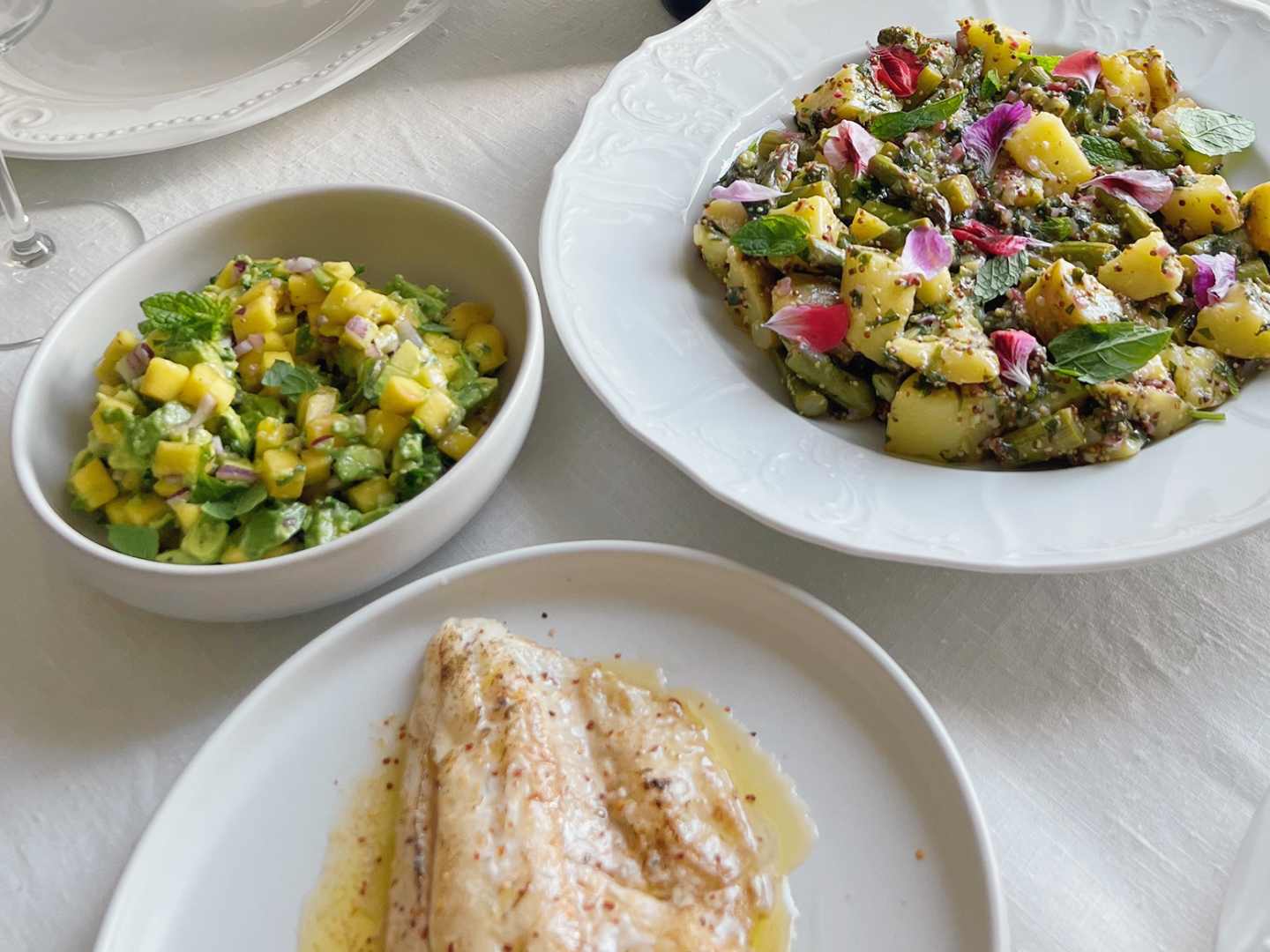 Grillattu_kala_varhaisperuna-parsasalaatilla_ja_mangosalsalla