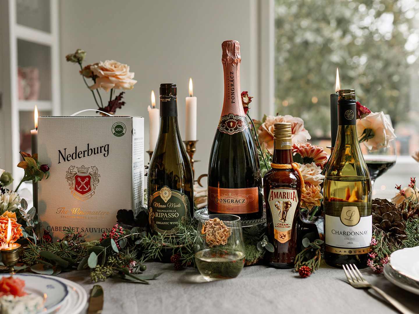 Joulujuomia pöydällä