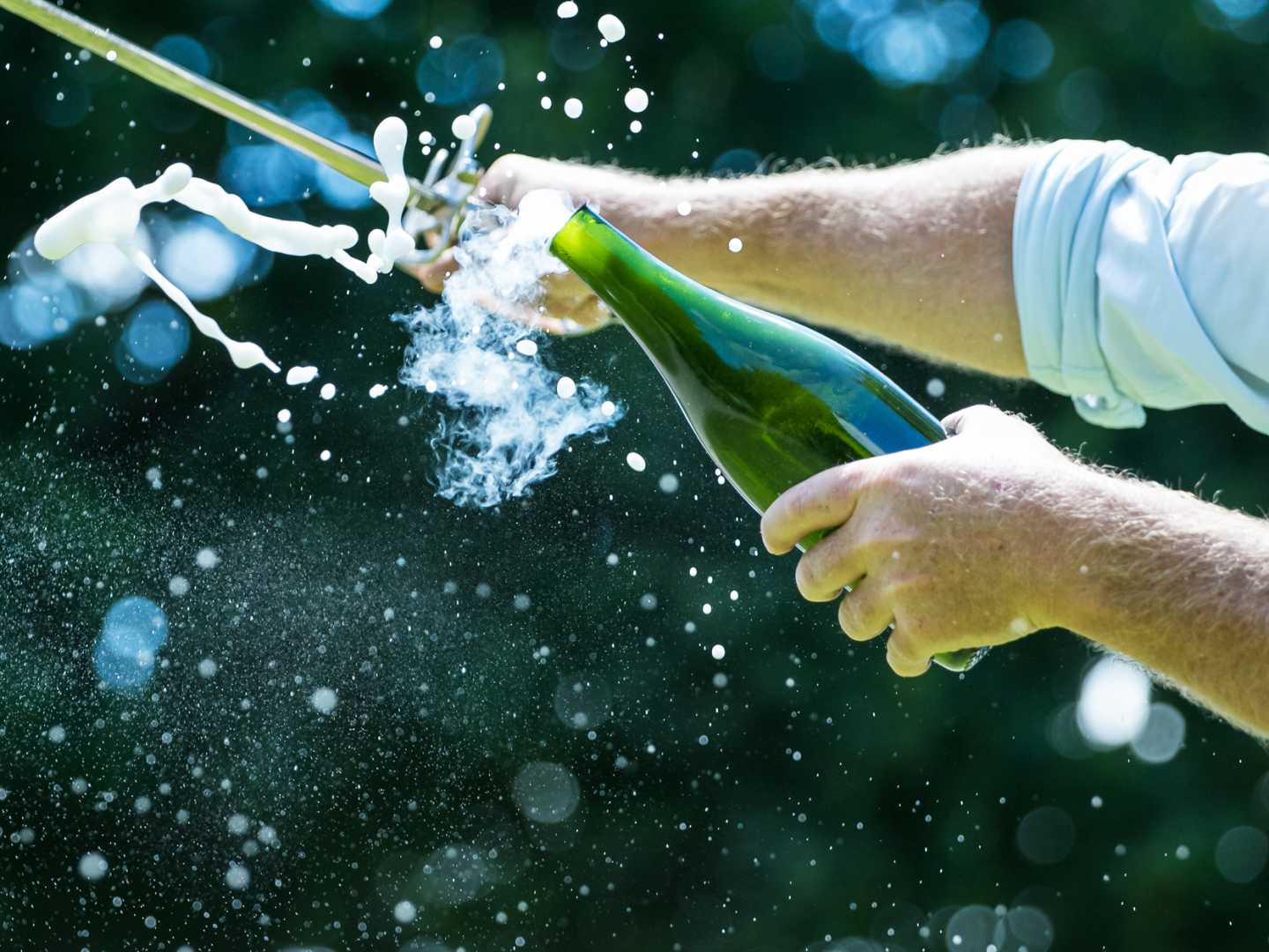 Kuohuviinipullon avaaminen sapelilla