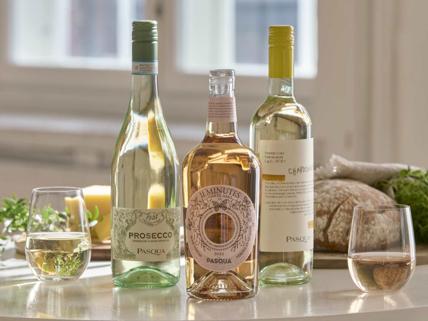 Pasqua_valkoviinit_ja_rosee_pöydällä