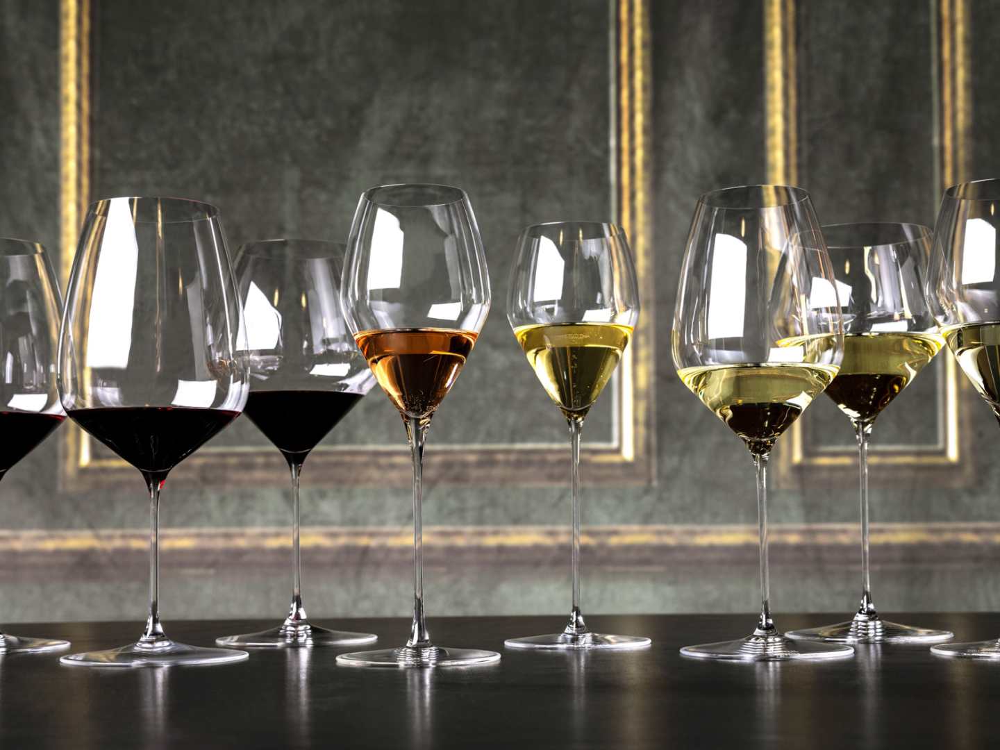 Viinilaseja pöydällä