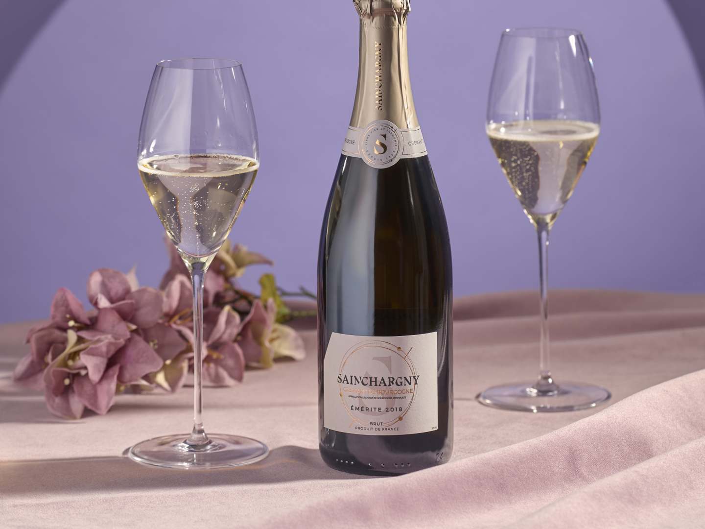 Sainchargny Émérite Crémant pullo ja kaksi kuohuviinilasia