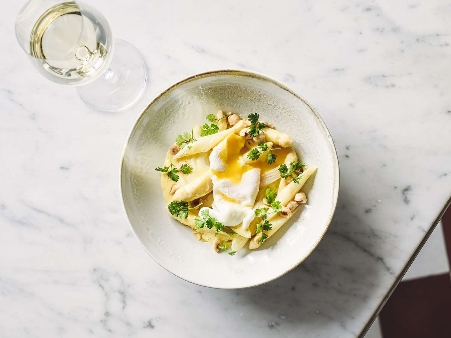 Valkoista parsaa uppomunalla & hollandaisekastiketta Laroche