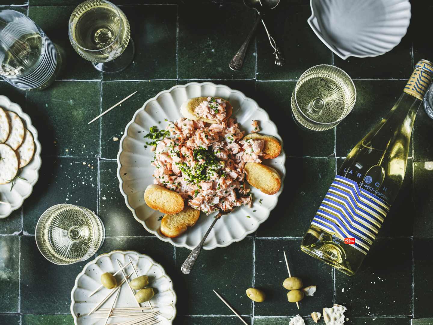 Laroche valkoviini ja lohi-rillette annos