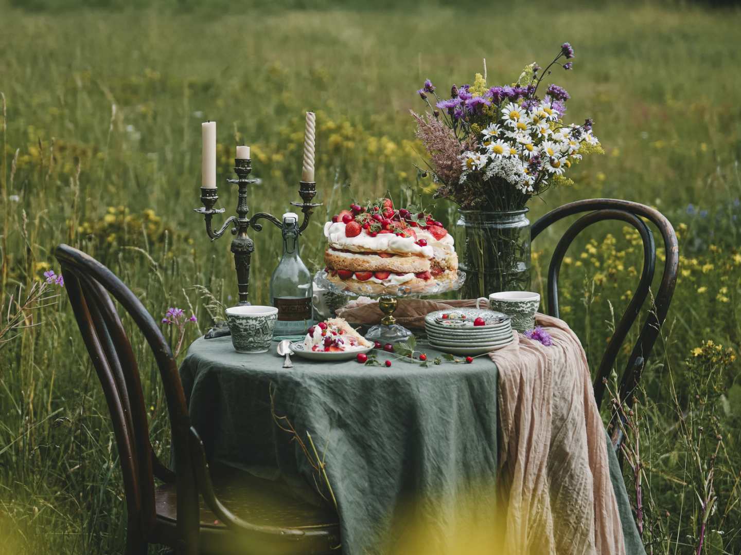 ViolaMinerva_NordicSummerCookbook_StraberryLayerMeringueCake-16