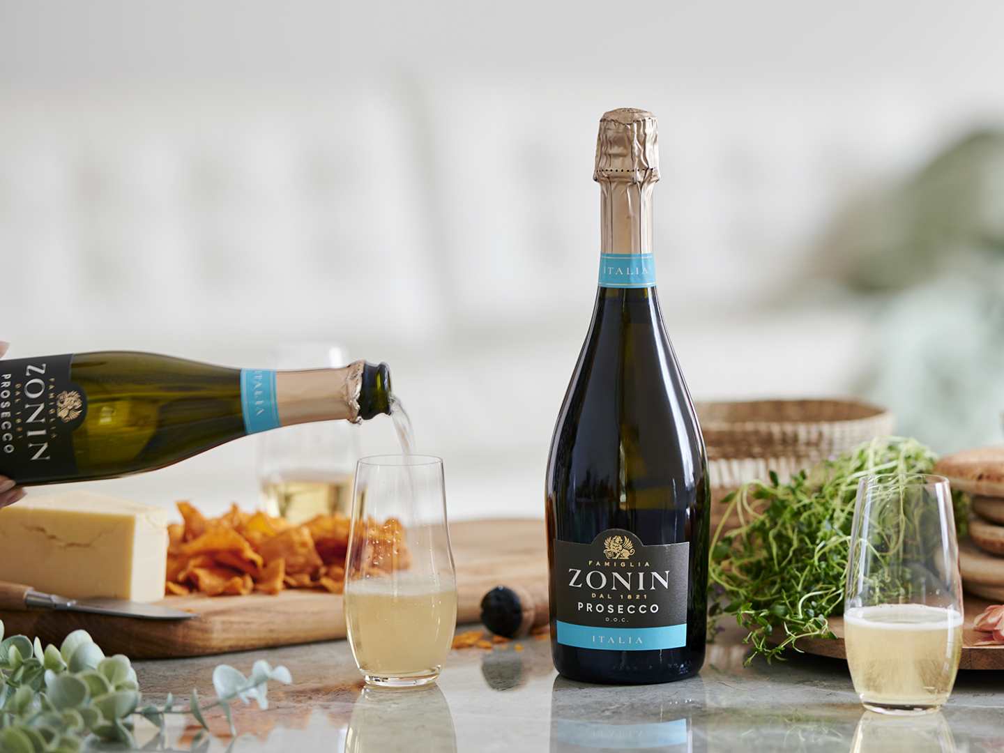 Zonin_Prosecco_kuohuviinia_kaadetaan_lasiin