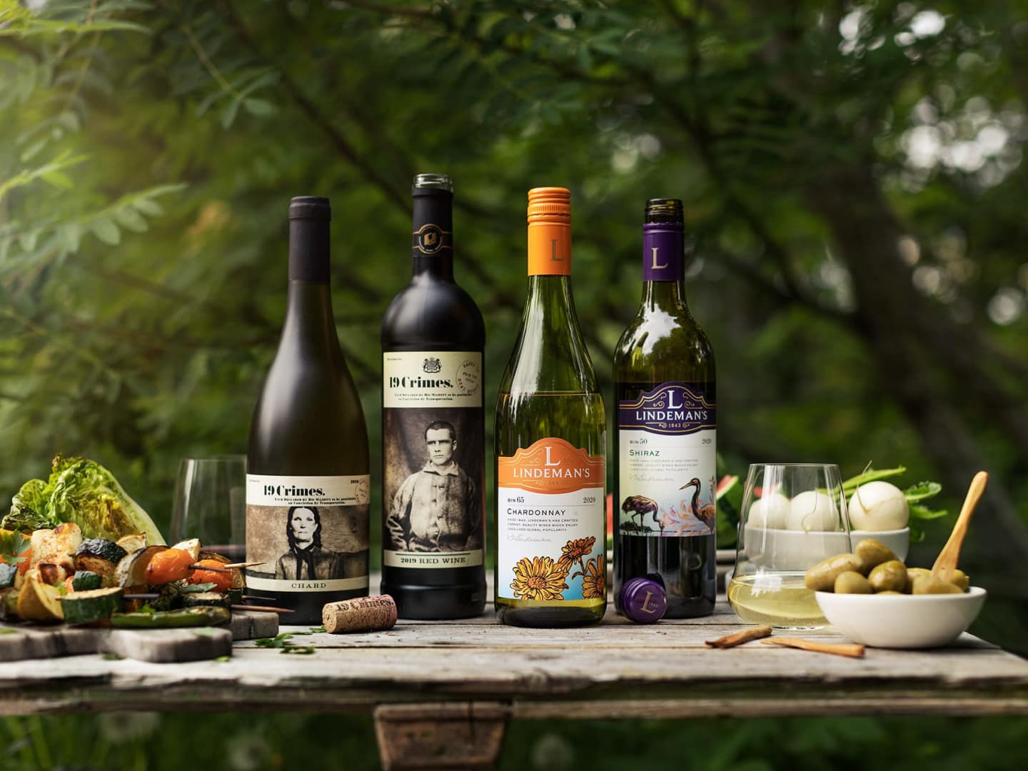 19 crimes ja lindemans viinejä pöydällä