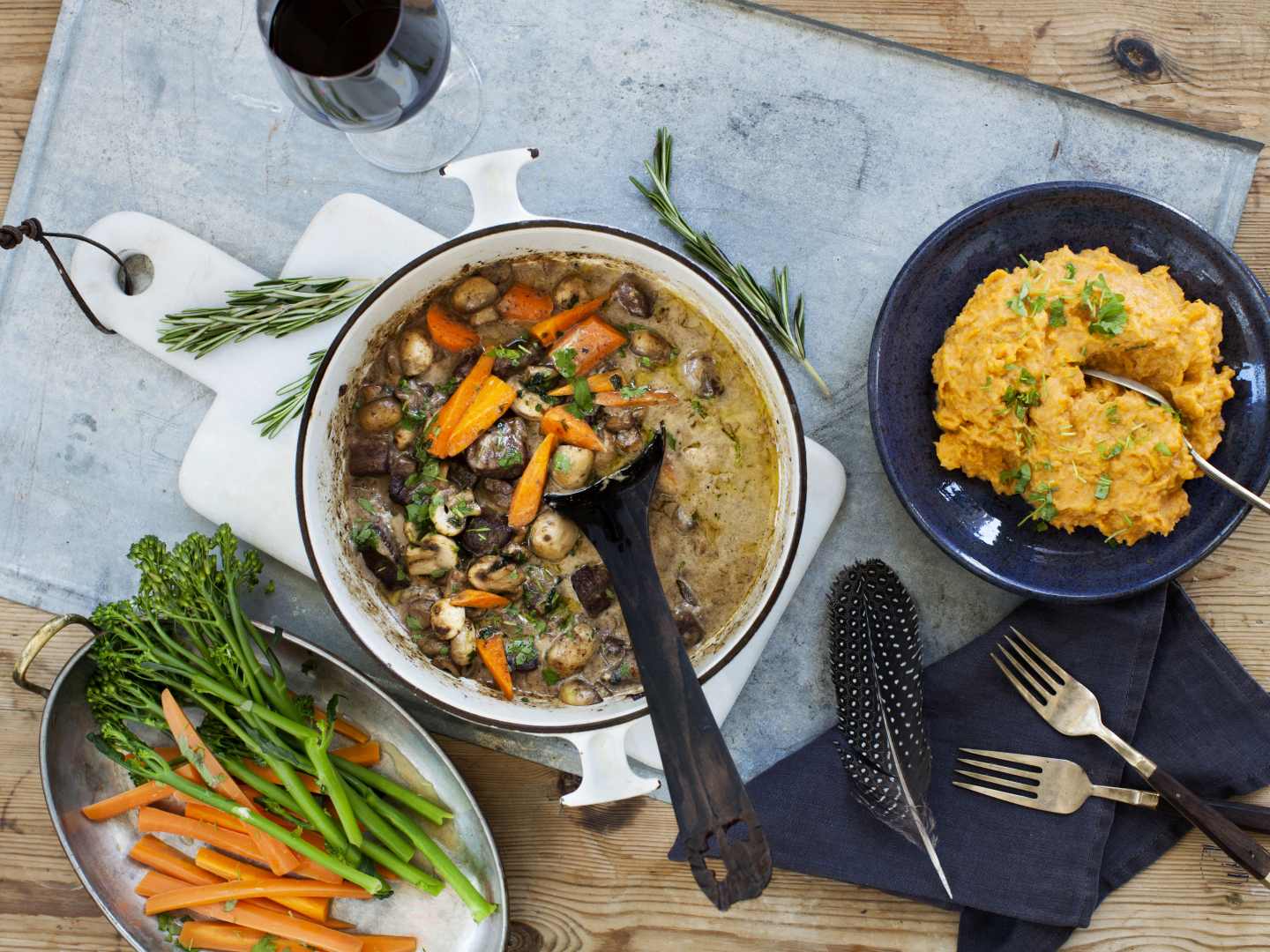 Millaiseen ruoanlaittoon kannattaa käyttää punaviiniä? Katso 5 vinkkiä