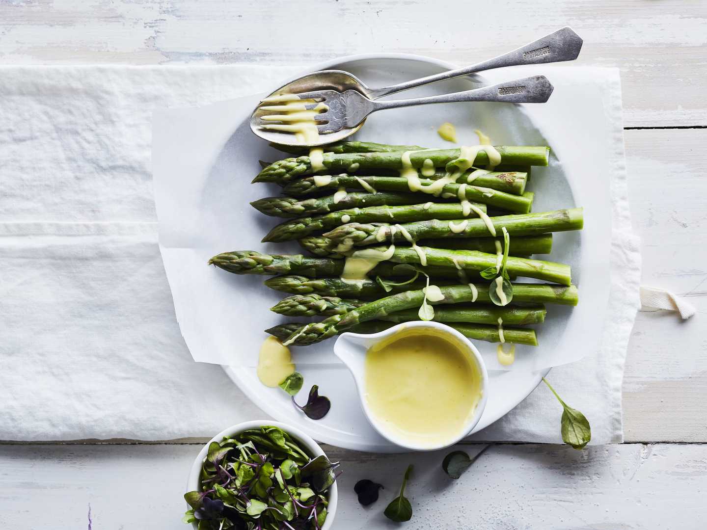 Hollandaisekastike ja parsaa + viinisuositus