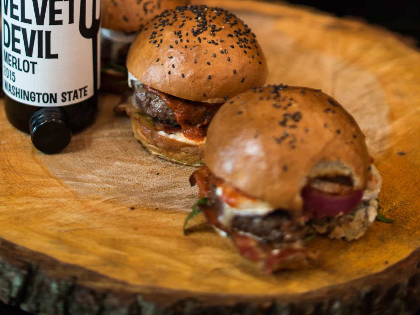 paholaisen burgerit ja viinisuositus