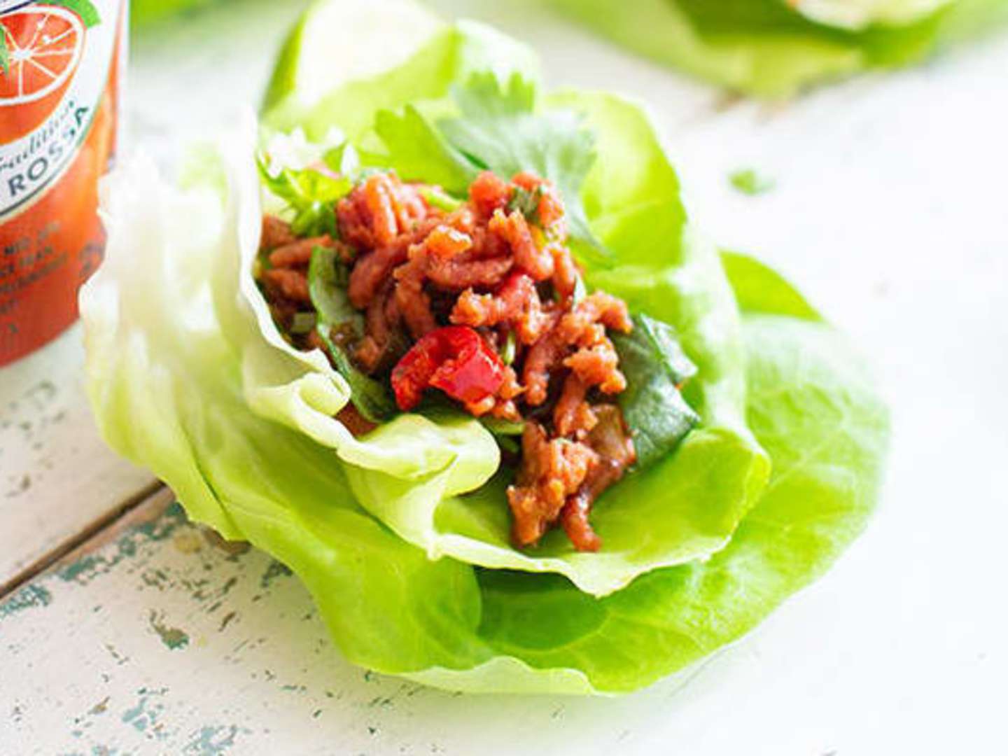 Vegaaninen laab-salaatti ja sanpellegrino virvoitusjuoma