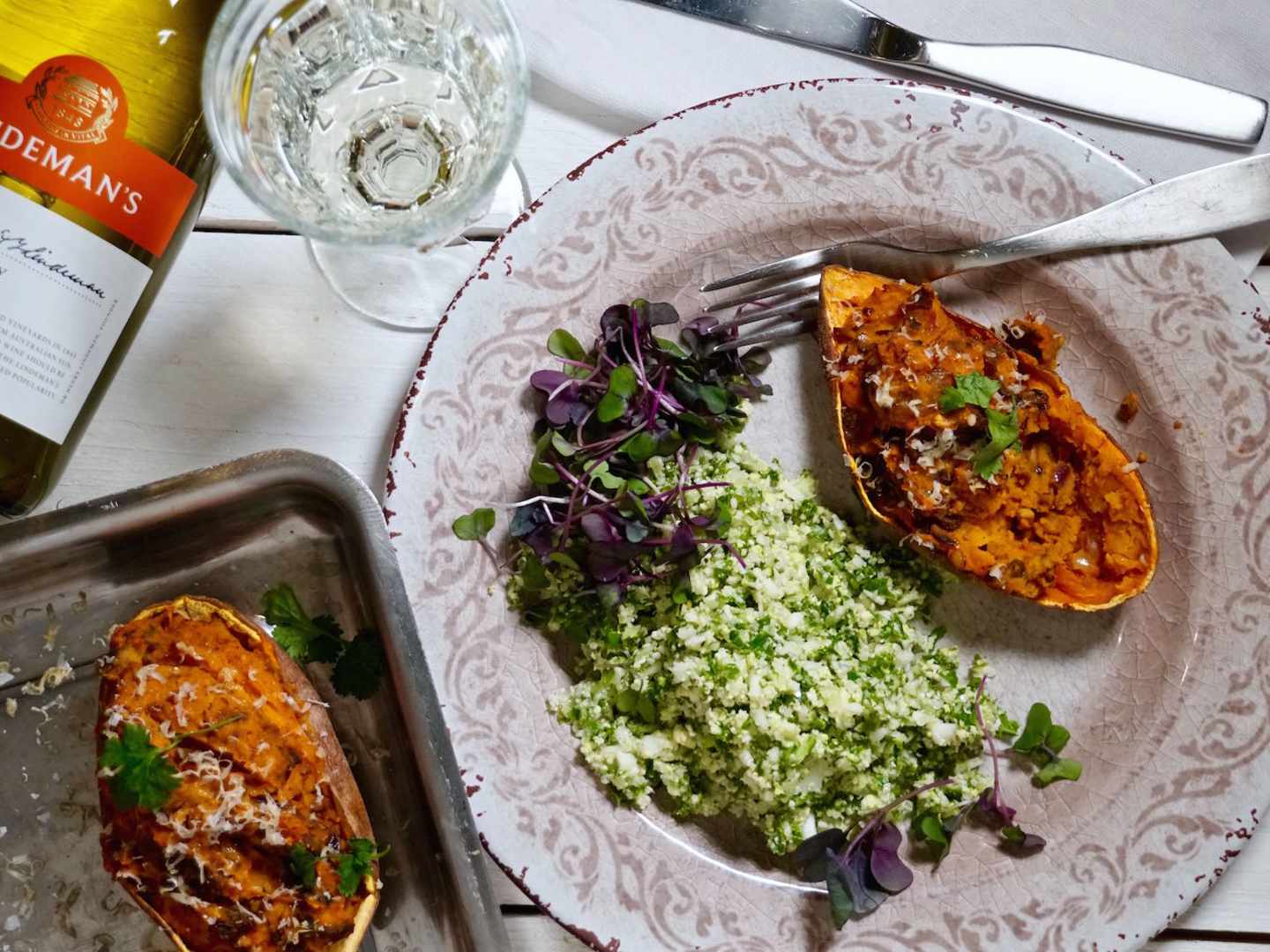 täytetyt bataatit ja Lindeman's Bin 65 chardonnay valkoviini