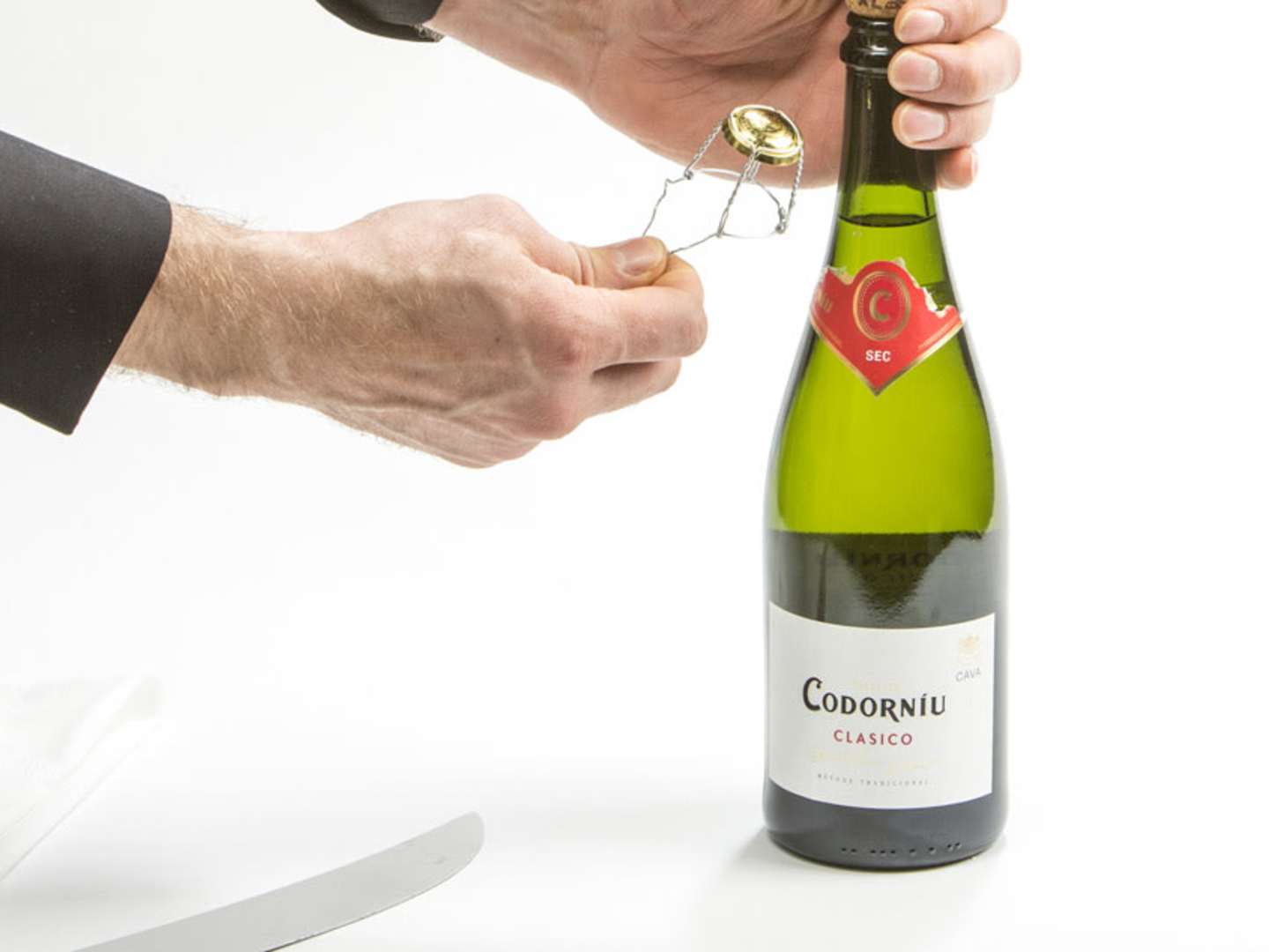 Näin avaat kuohuviinipullon oikein