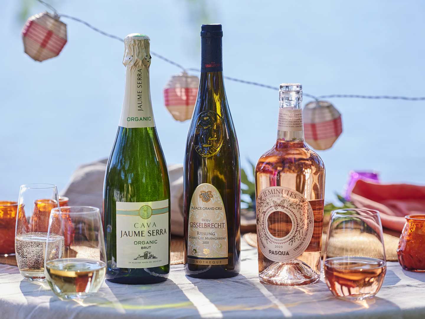 elokuun viinit pöydällä merenrannalla