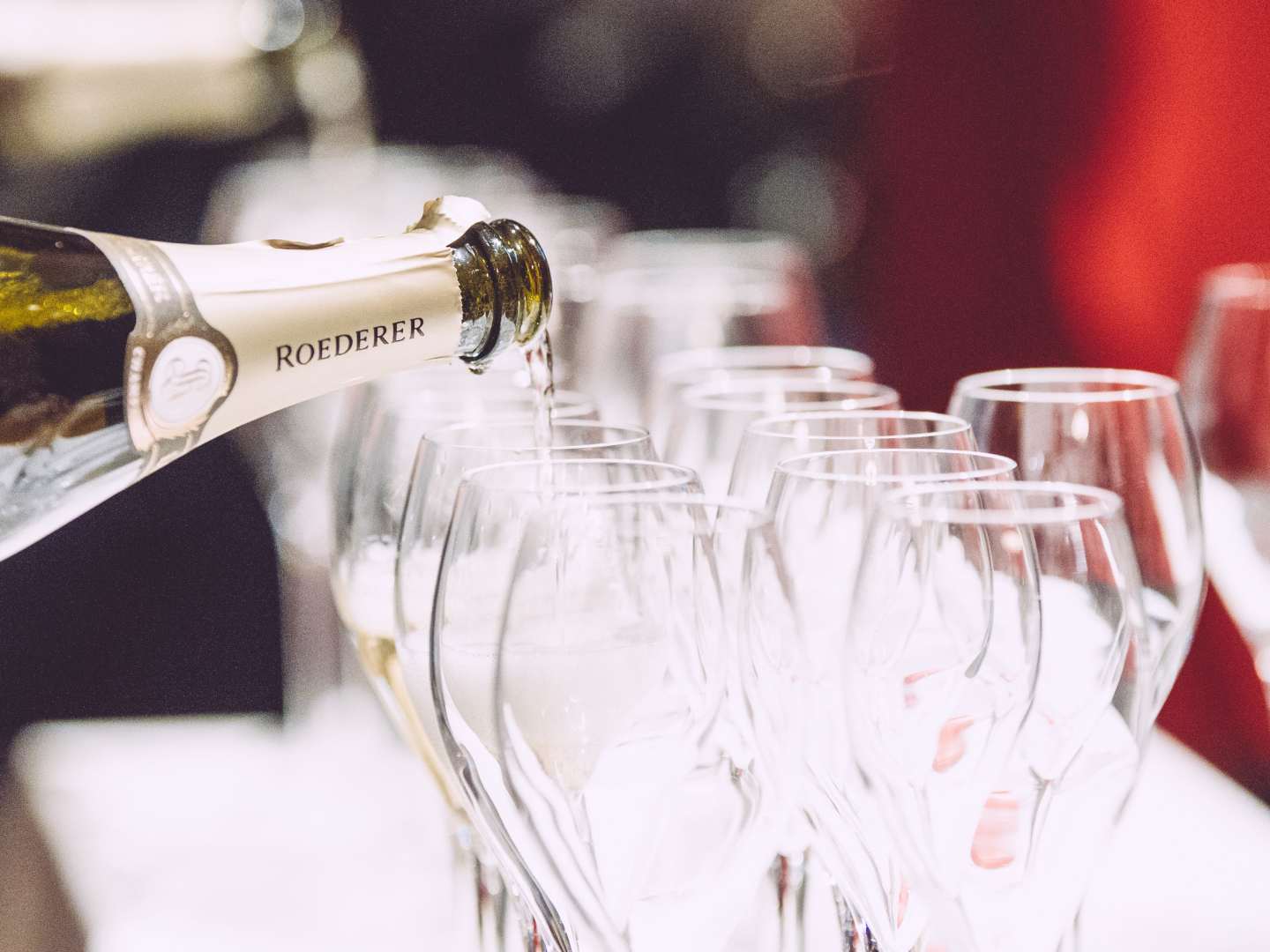 Louis Roederer samppanjaa kaadetaan lasiin