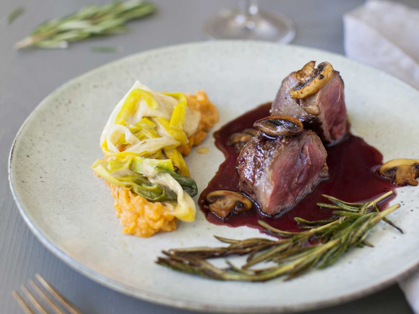 Peuranfileepihvit punaviini-hunajakastikkeessa