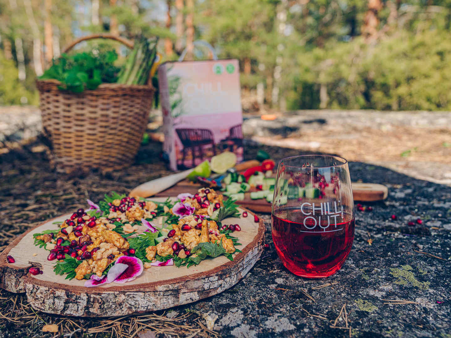 ruoka-annos ja viinilasi