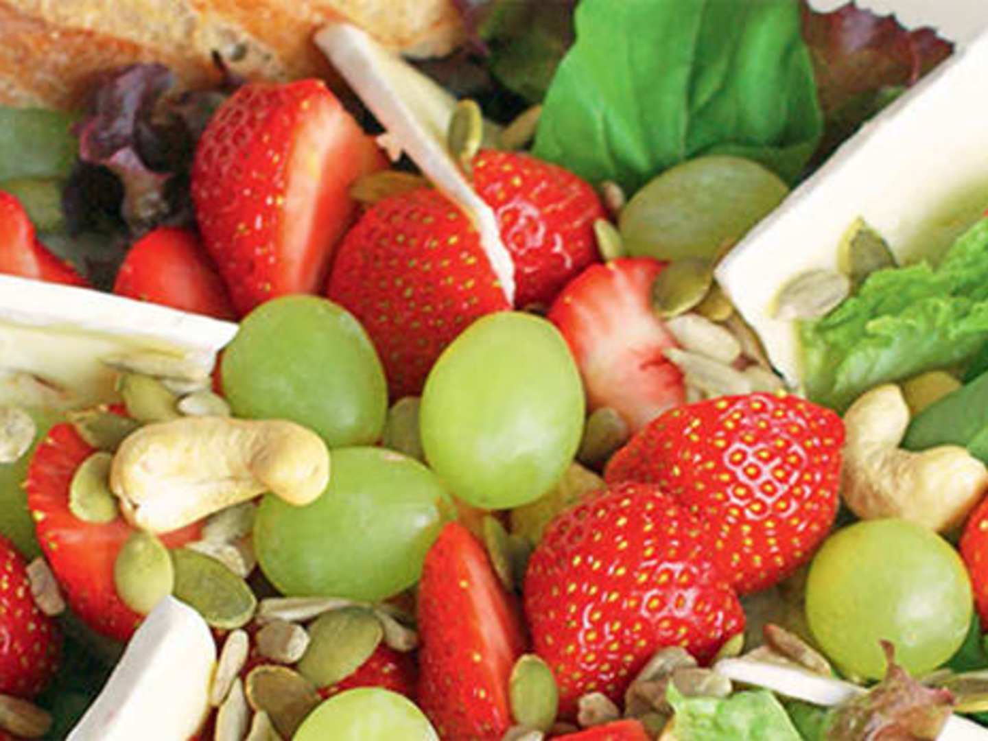 Kesäinen mansikkasalaatti + viinisuositus