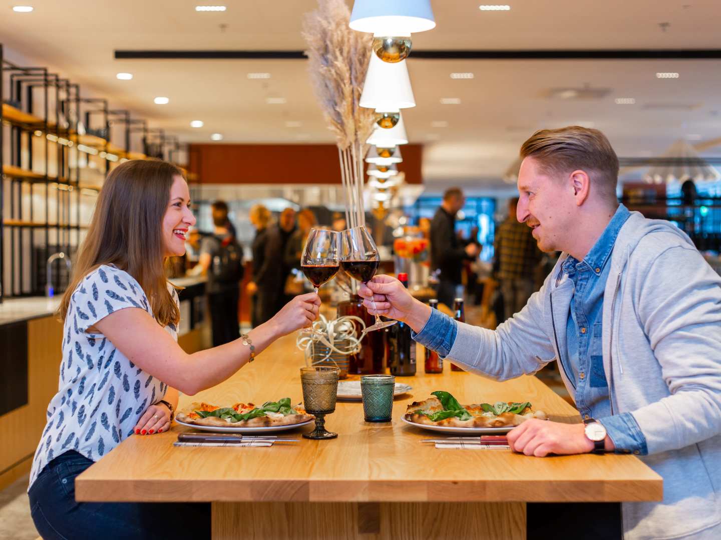 viinilasit naisen ja miehen kädessä