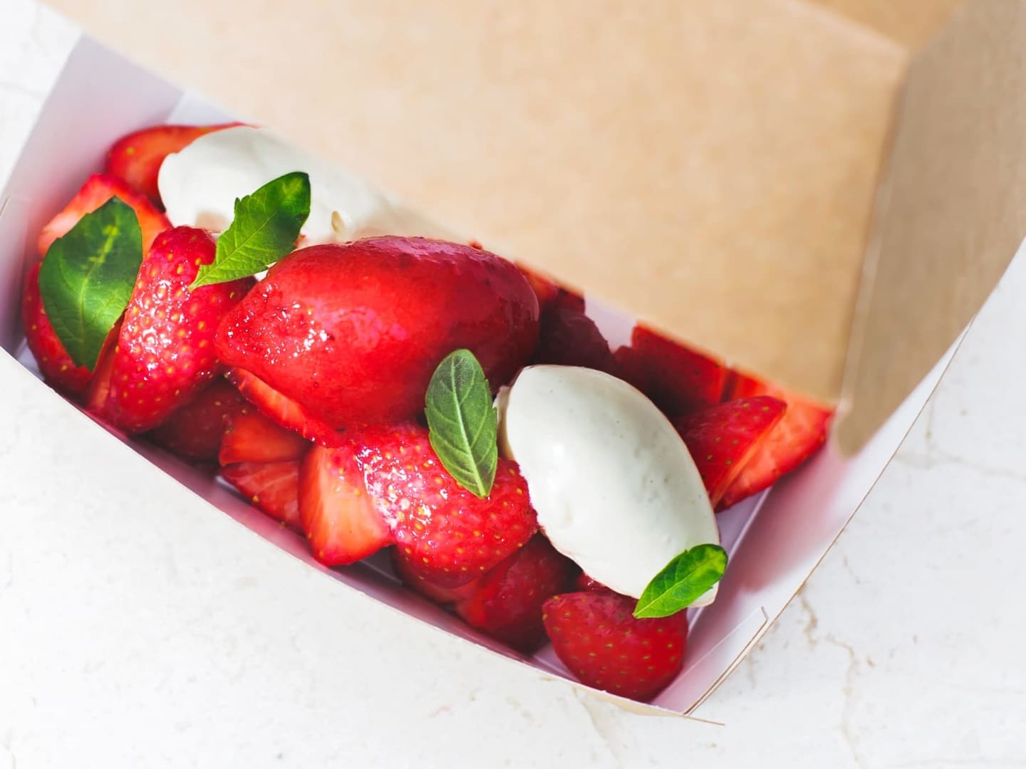 Mansikkasorbetti smetanalla ja tuoreilla mansikoilla