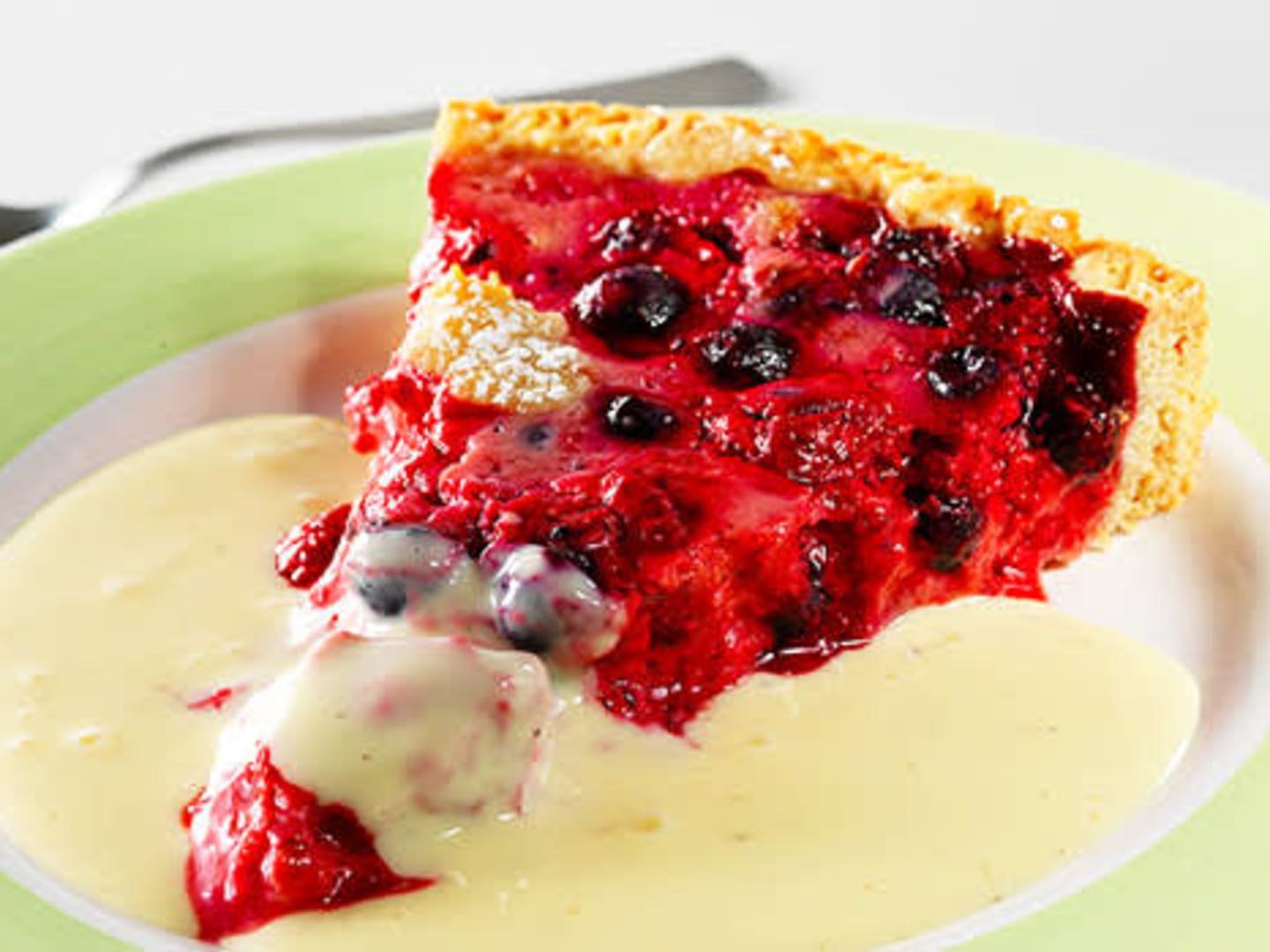 Marjapiiras vaniljakastikkeella