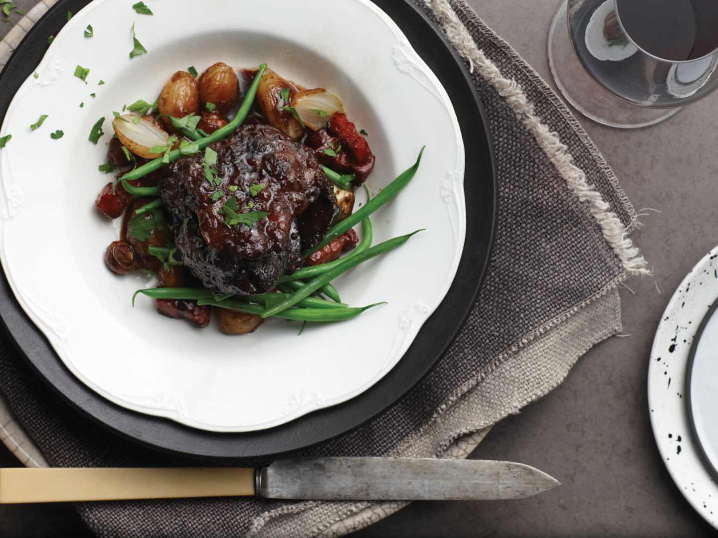 Punaviinissä haudutettua naudan poskea + viinisuositus