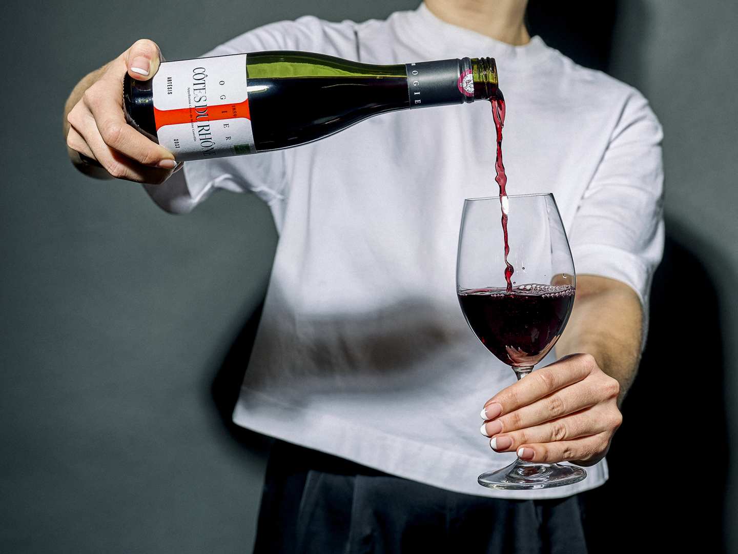 punaviinia_kaadetaan_lasiin