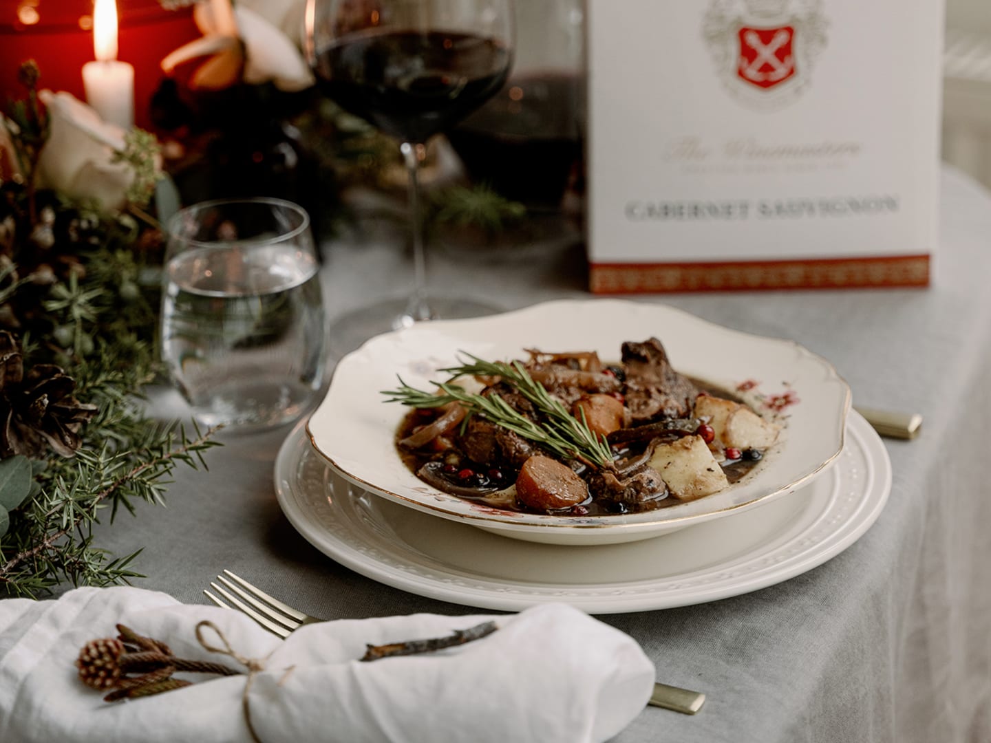 Rosmariinilla ja katajanmarjalla maustettu poron Osso Bucco pata