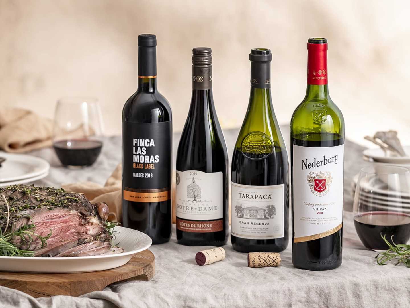 punaviinpulloja ja lampaanpaisti