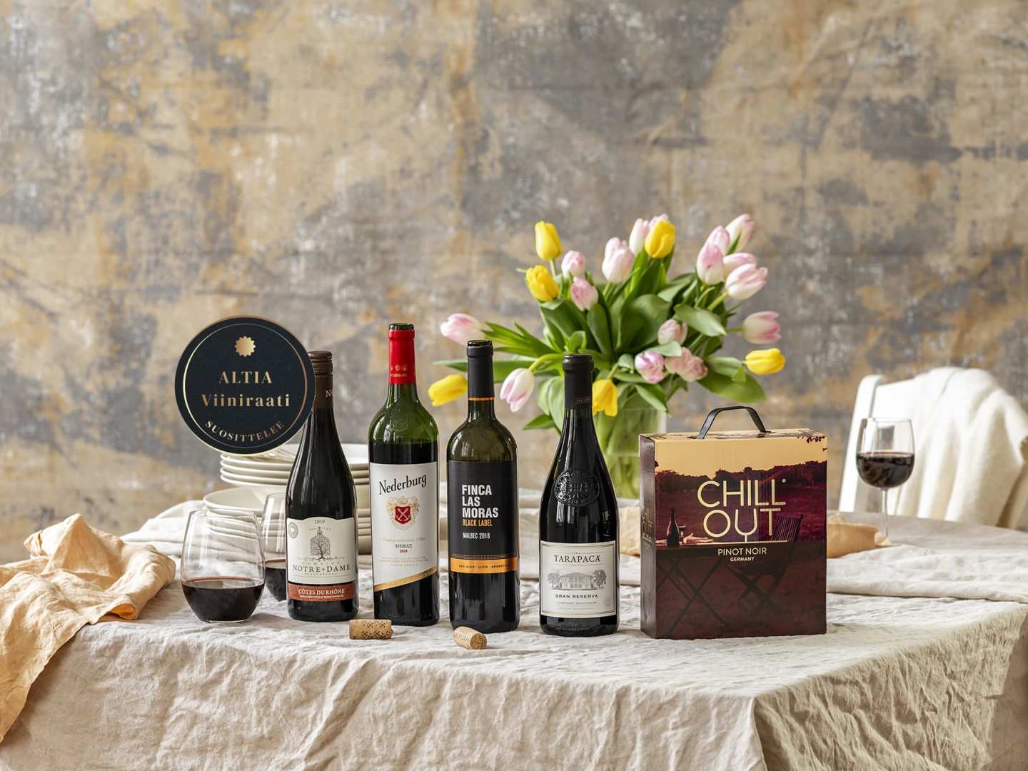 viinejä pöydällä