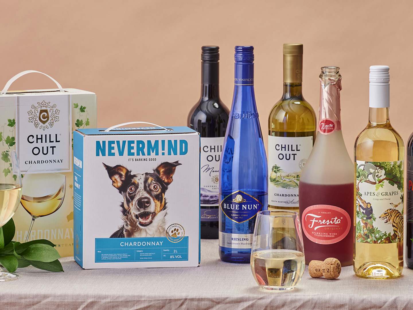 paljon ruokakauppaviinejä pöydällä