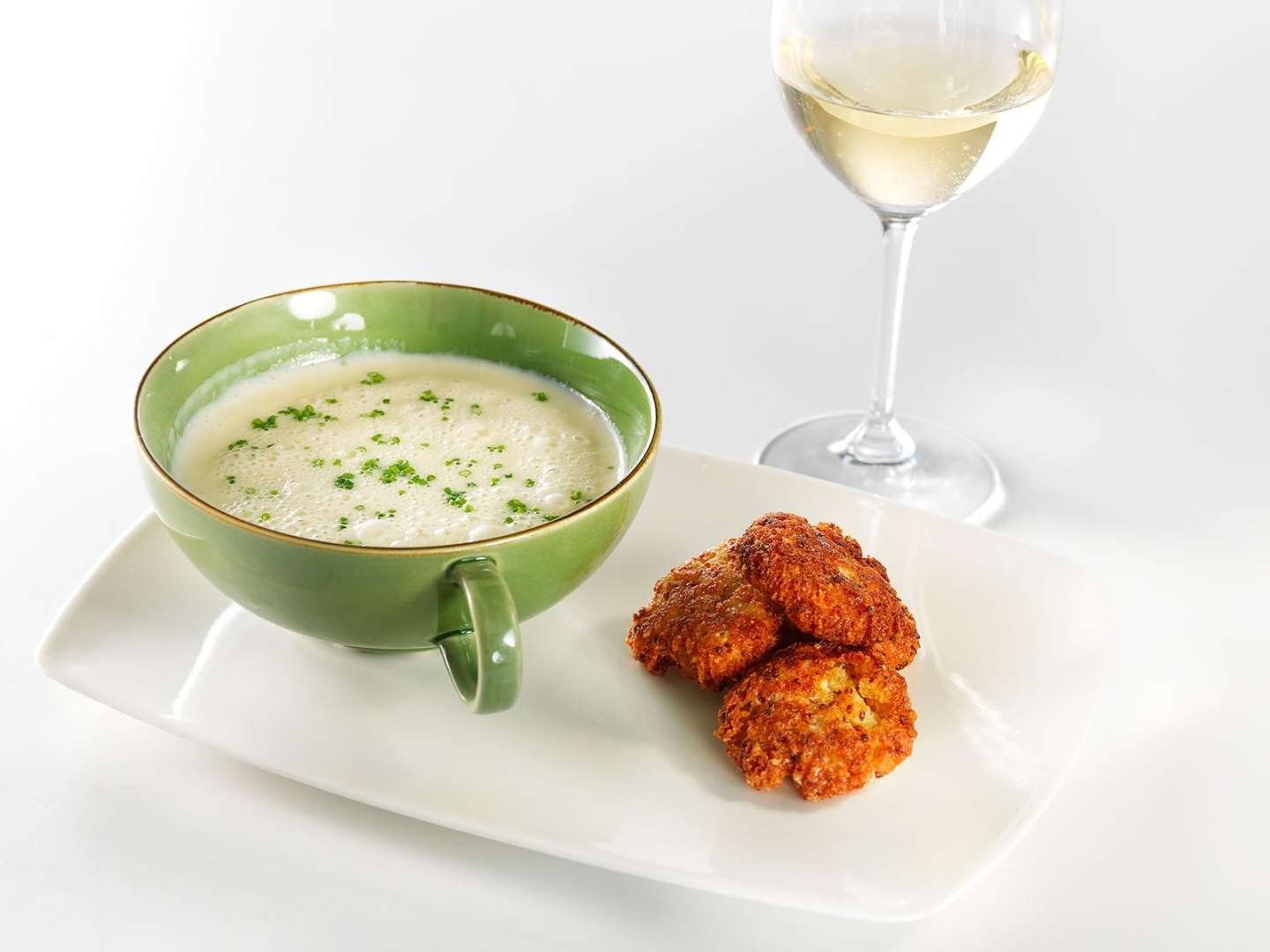 Palsternakkakeitto ja juustokakut + viinisuositus