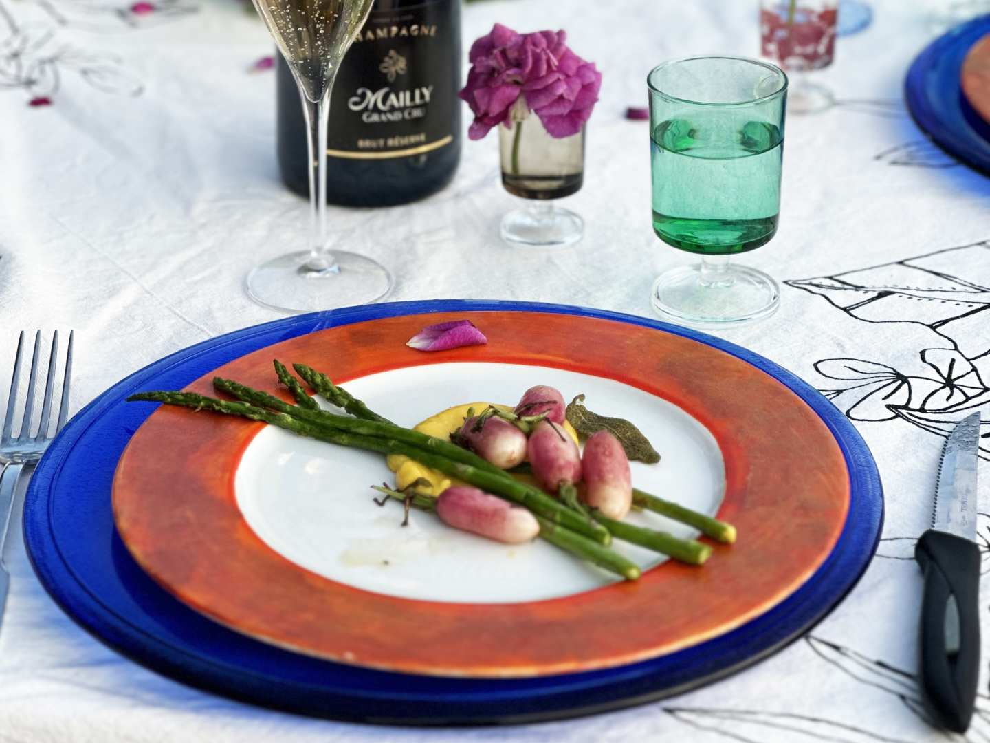 Paahdettua parsaa ja retiisejä salviahollandaisen kera