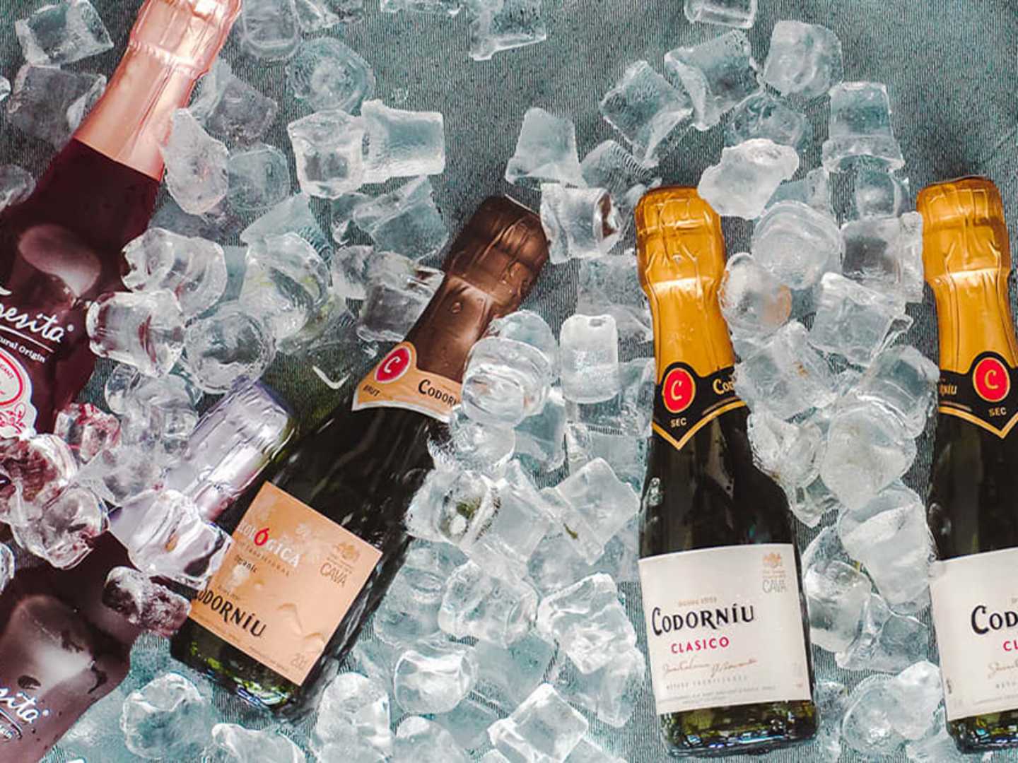 kuohuviinipullot jäissä