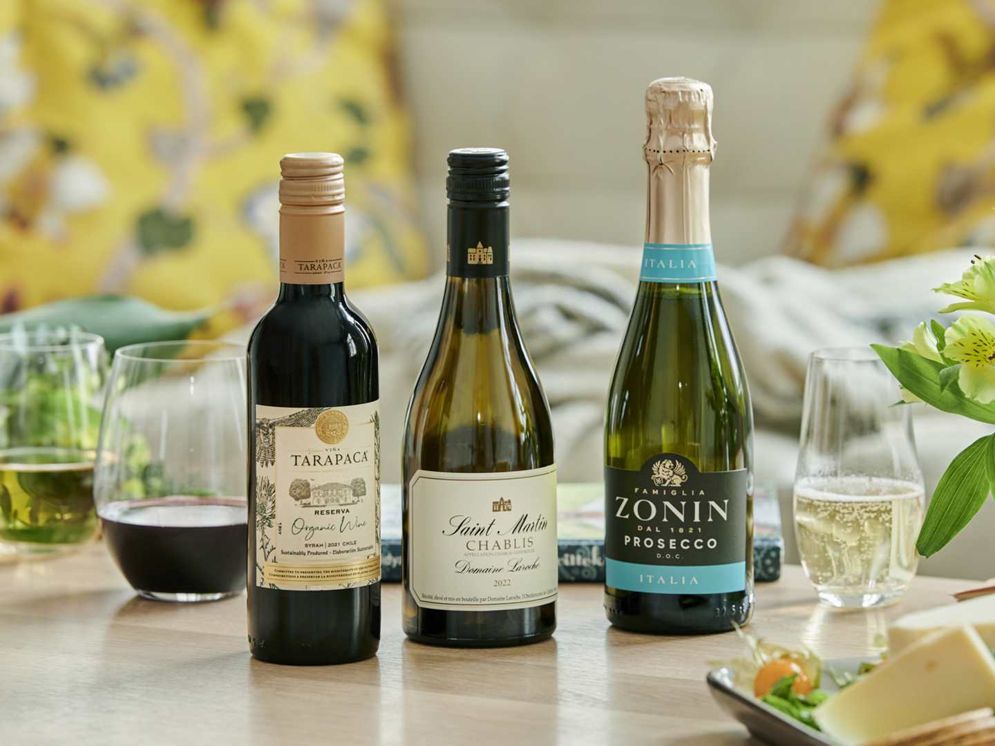 piccolo_viinipullot_pöydällä