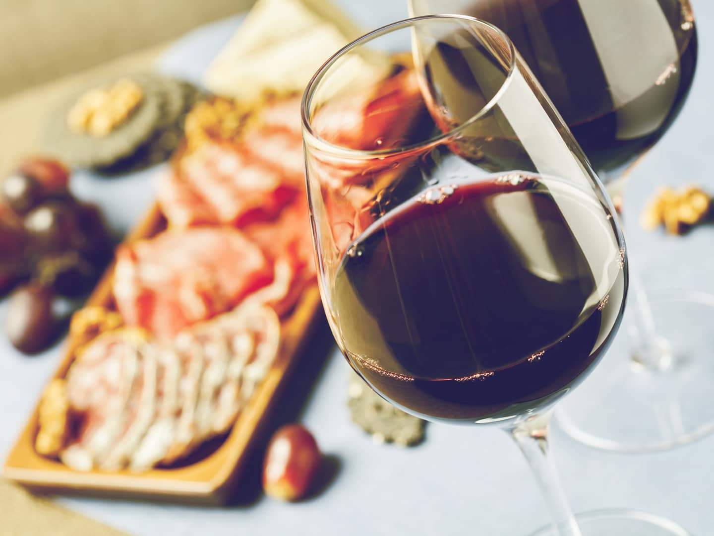 punaviinilasi ja antipasti