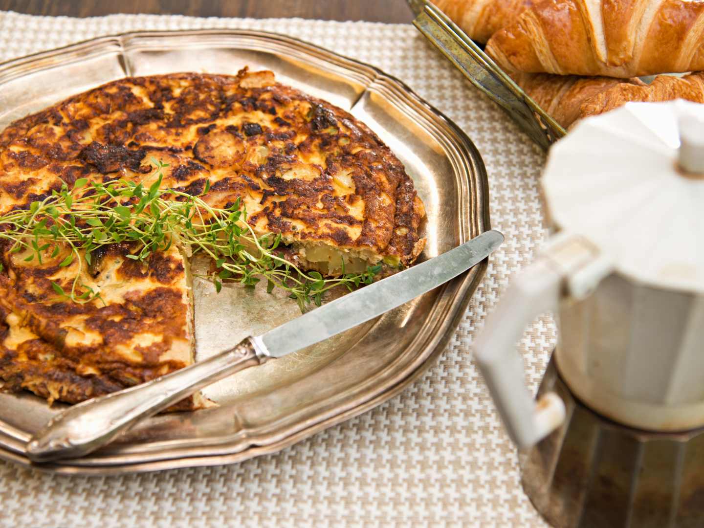 Ruokaisassa uuniomeletissa maistuvat metsäsienet ja pekoni.