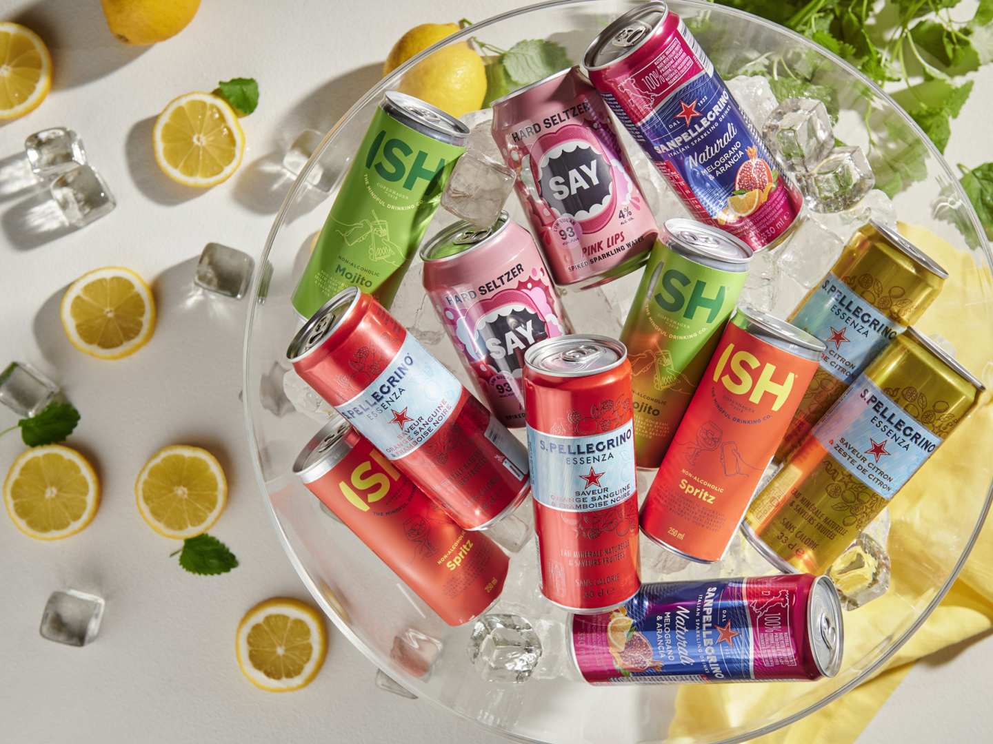 Juomatölkkejä coolerissa