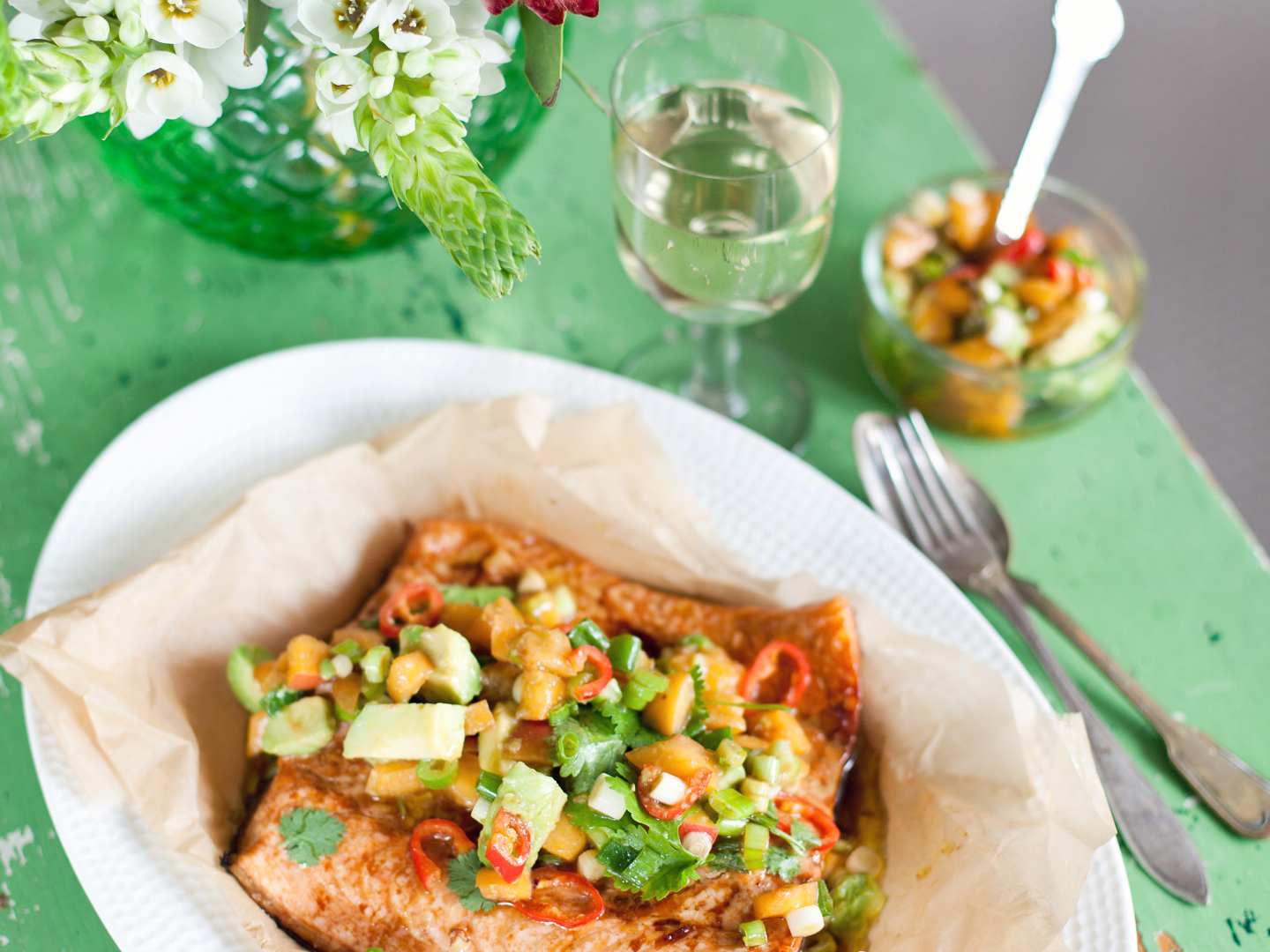 Grillattu lohifilee aprikoosisalsalla ja valkoviinisuositus