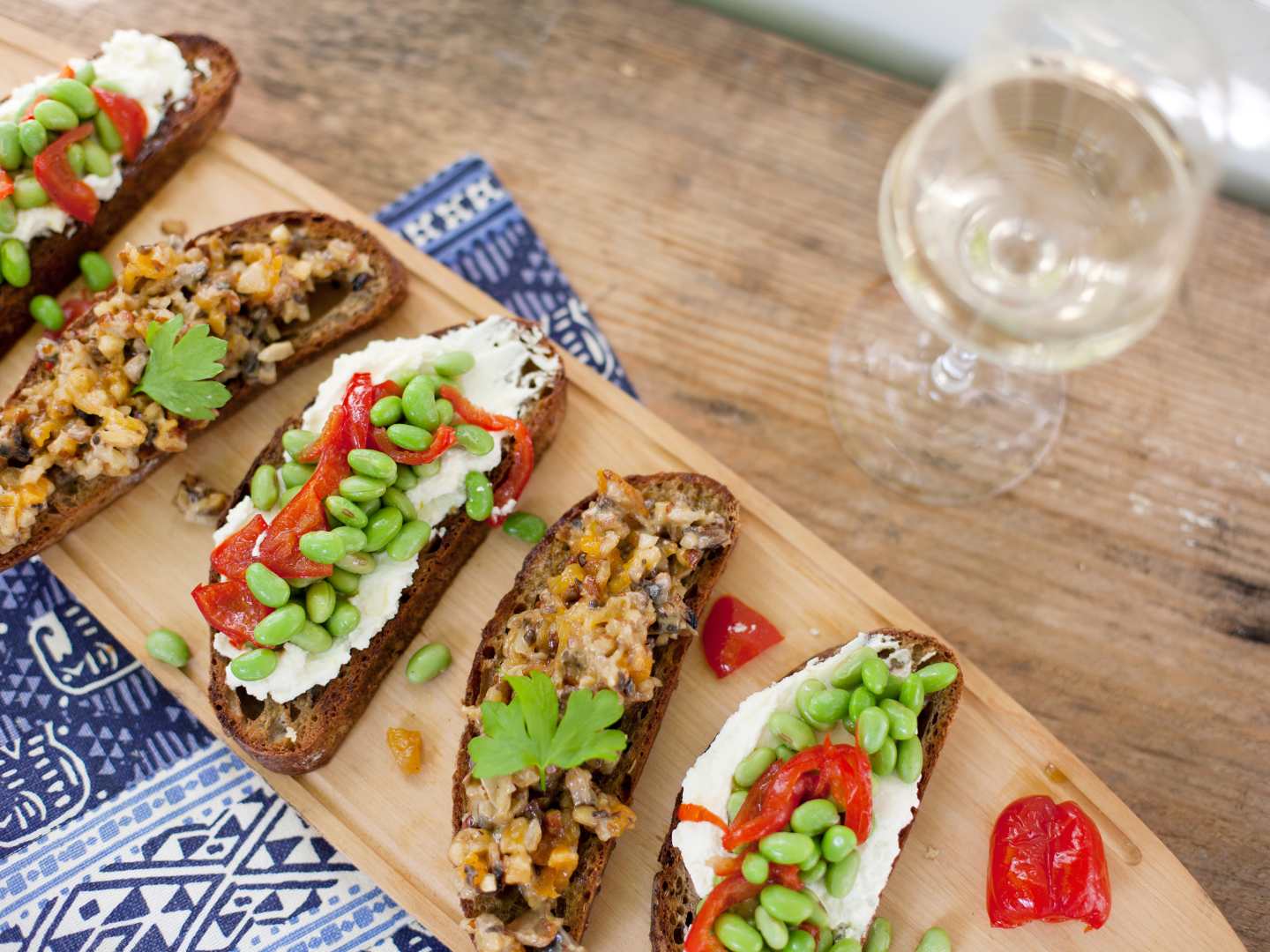 Värikkäät ja maukkaat bruschettat + viinisuositus