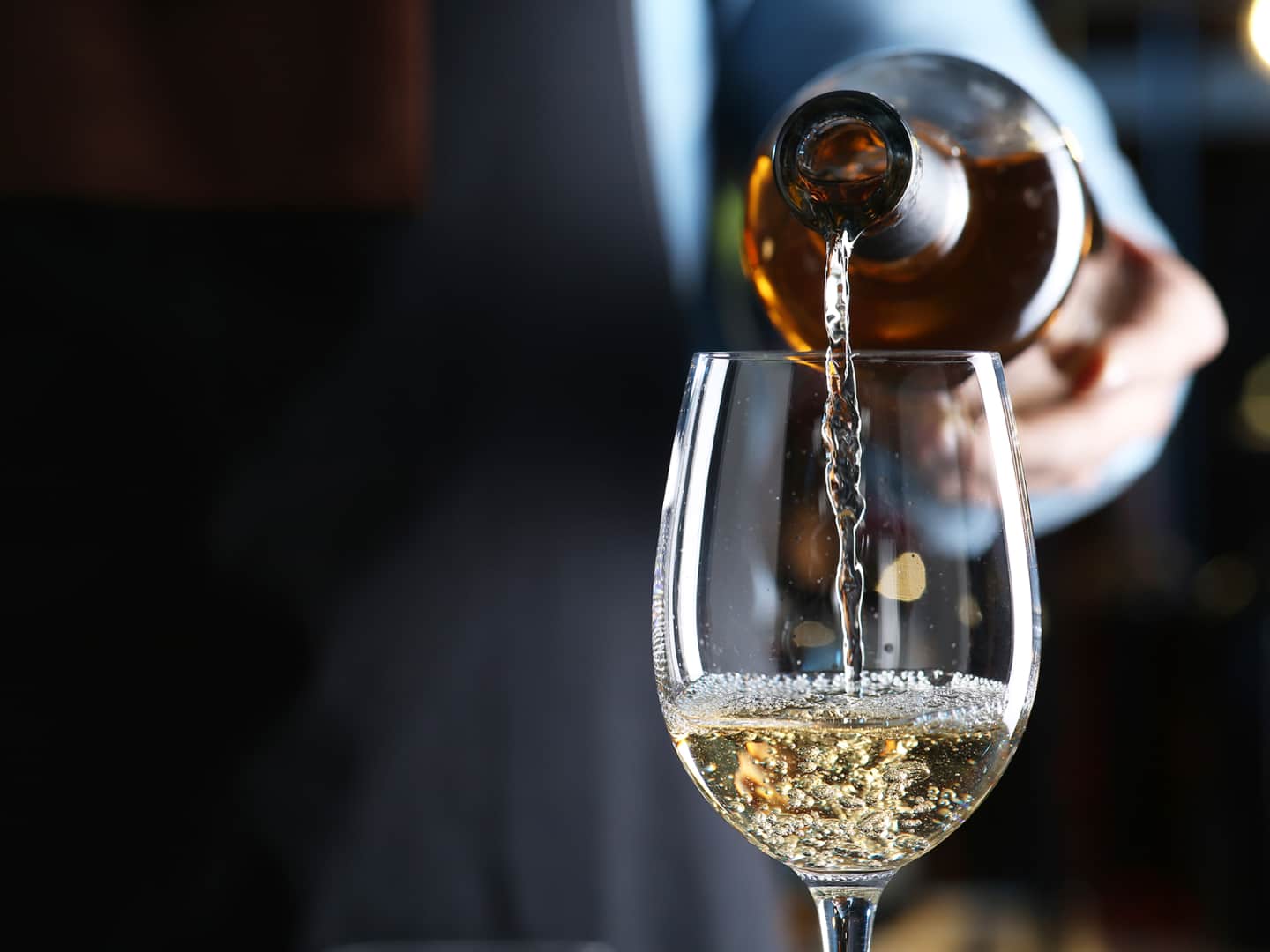 valkoviiniä_kaadetaan_lasiin
