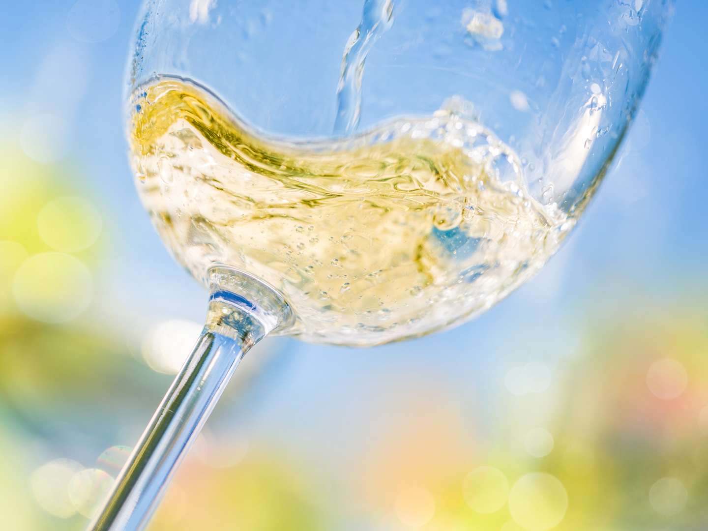 valkoviini_aaltoilee_viinilasissa