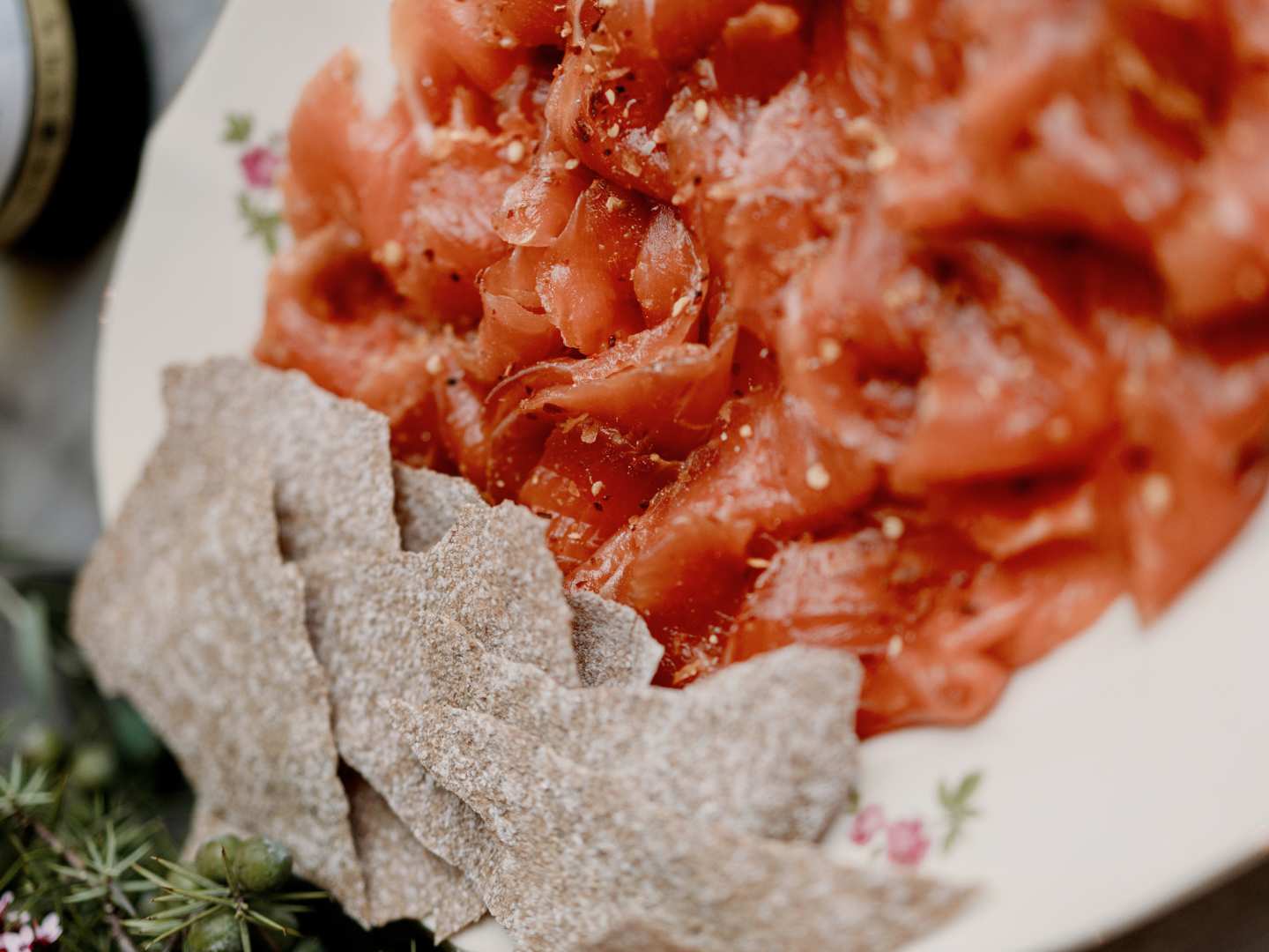 Verigreipillä ja chilillä graavattu lohi