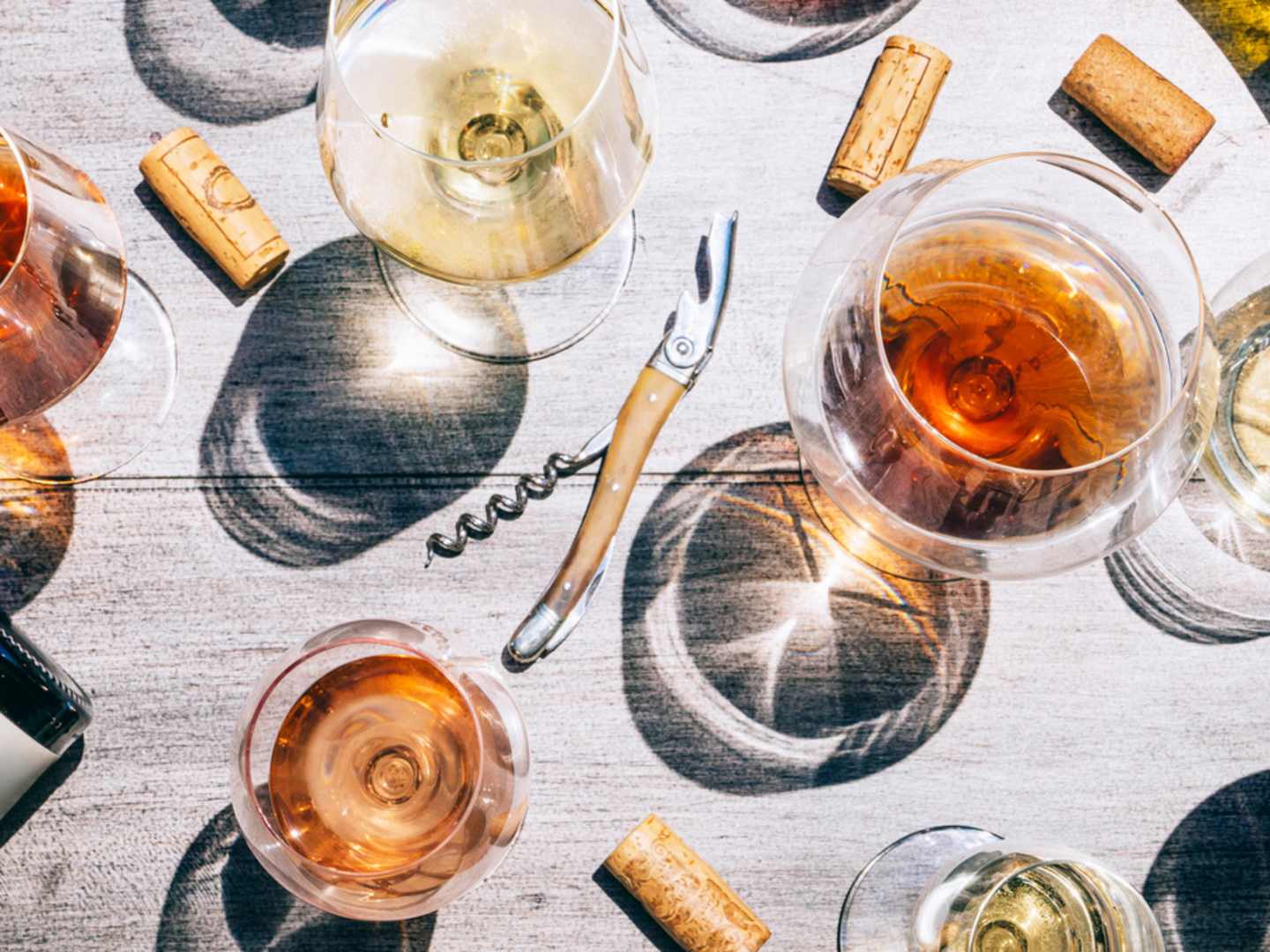 viinilaseja pöydällä