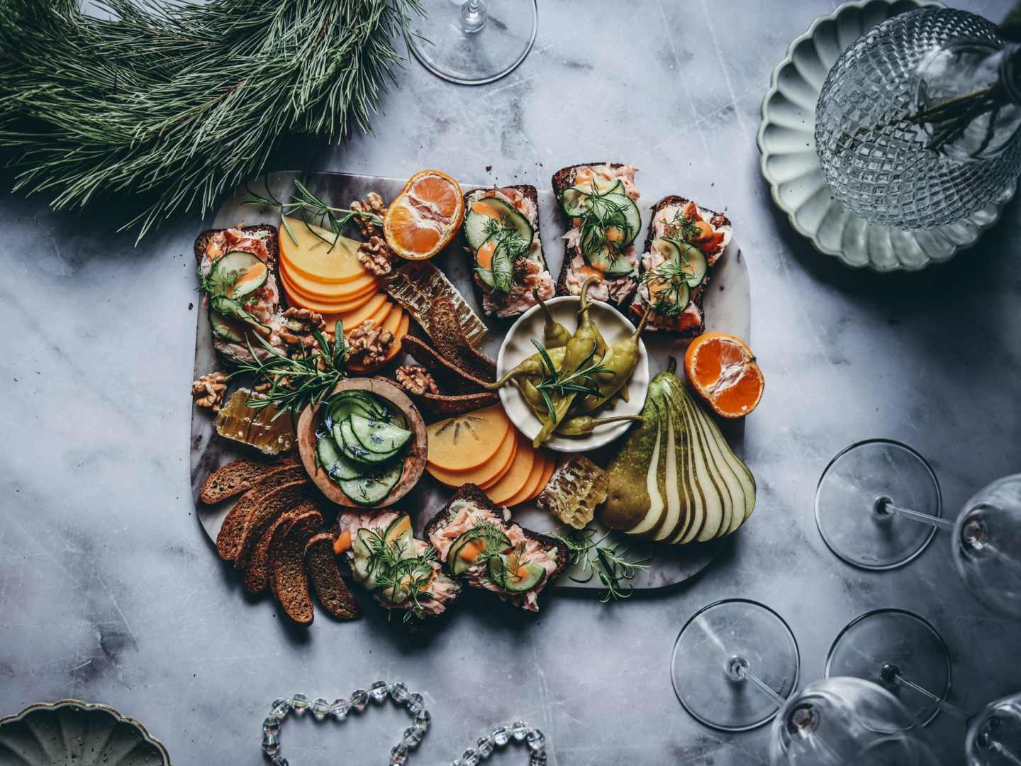 Savulohta, sriracha-majoneesia ja pikkelöityä kurkkua