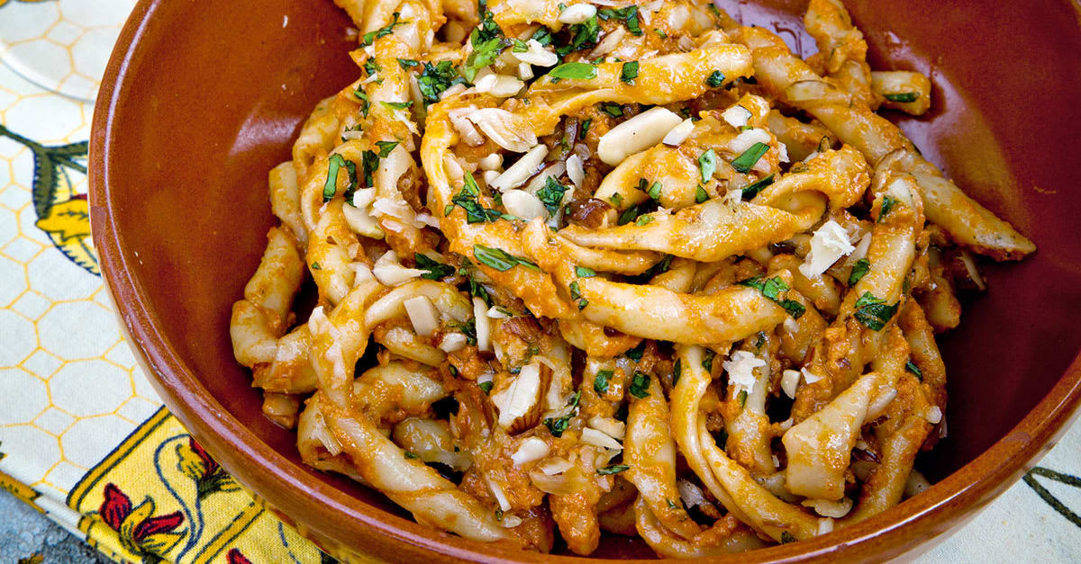 Hemmagjord pasta med rosa pesto på tomat och mandel | folk o folk