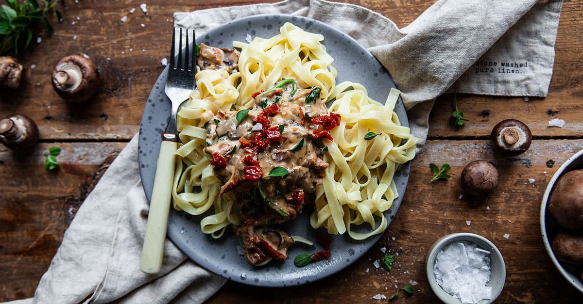 Pasta med krämig ädelostsås, soltorkade tomater och svamp | folk o folk